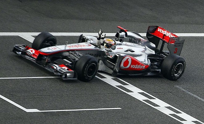 Lewis Hamilton logr su primera victoria de la temporada tras dar una exhibicin sobre el circuito del Gran Premio de China. El piloto de McLaren super a Vettel a falta de cuatro vueltas para el final.