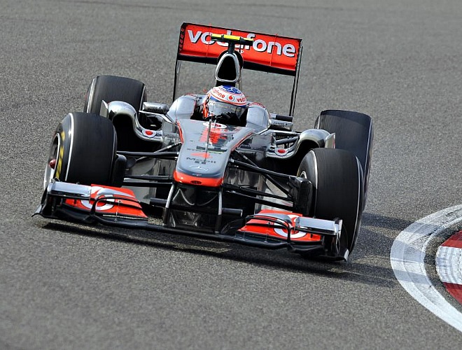 En la vuelta 15, Button tuvo un fallo garrafal que le cost la carrera. Tanto l como Vettel entraron a la vez en boxes para realizar su parada... pero el piloto de McLaren perdi mucho tiempo... al colocarse en el lugar donde estaban los mecnicos de Red Bull!!
