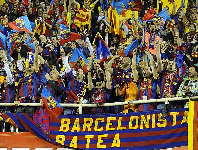 Los seguidores azulgrana volcados con su equipo en esta primera parte en Mestalla. A ver cmo concluye esta fiesta del ftbol en la capital del Turia.