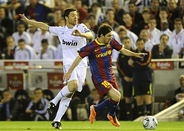 Primera foto que nos llega de la final de Copa, en la que se puede ver a Xabi Alonso persiguiendo a Messi.