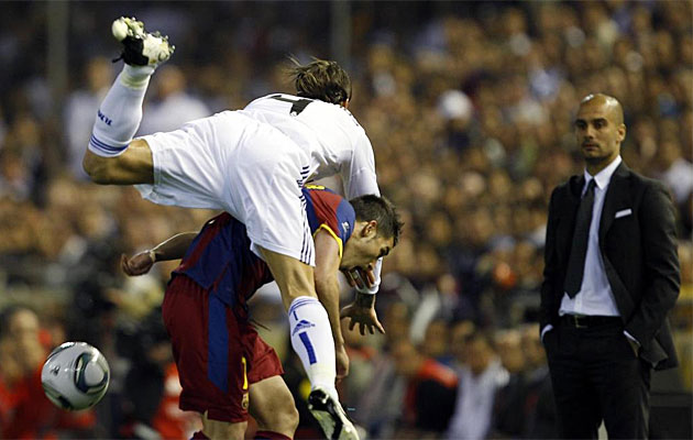 Sergio Ramos salta por encima de Villa ante la atenta mirada de Pep Guardiola