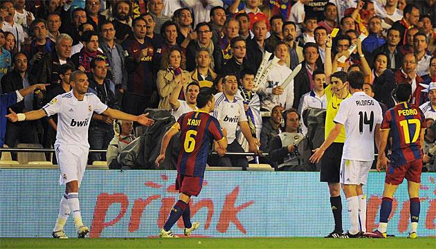 Pepe ve la primera amarilla del partido por una falta sobre Pedro.