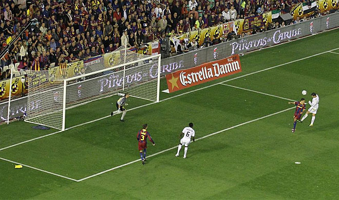 Cristiano supera en el salto a Adriano antes de cabecear y superar a Pinto para anotar el 0-1 a favor del Real Madrid.
