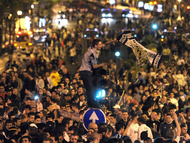 Miles de aficionados se dieron cita en Cibeles para celebrar el fin de la sequa madridista.