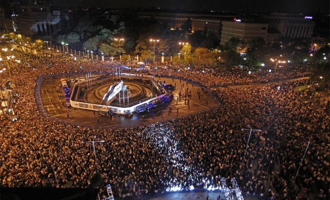 Ms de 100.000 personas se reunieron en la plaza para recibir a los campeones.