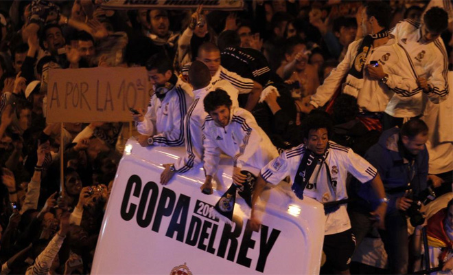 Los jugadores del Real Madrid no pudieron exhibir la Copa a su llegada a Cibeles. Se le cay a Sergio Ramos y fue 'atropellada' por el autobs del equipo.