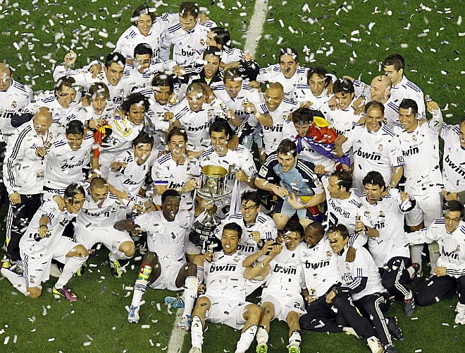 La plantilla del Real Madrid se agolpa alrededor de la Copa del Rey conseguida ante el eterno rival.