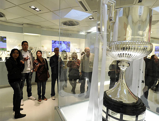 La Copa del Rey, rota, fue reemplazada para que los visitantes del museo pudieran verla.