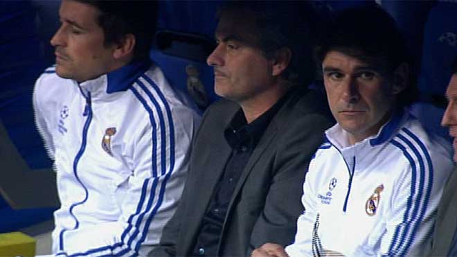 Mourinho, muy serio, sentado en el banquillo instantes antes de que sonara el pitido inicial en el Santiago Bernabu.