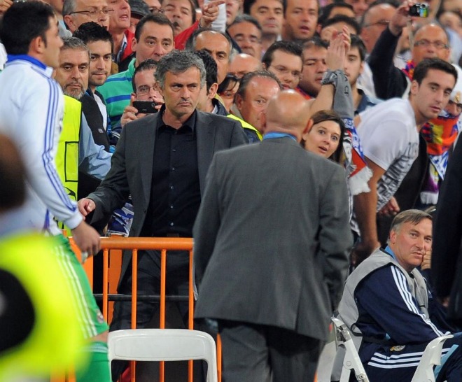 Mourinho acab viendo el partido desde la grada despus de ser expulsado al protestar la roja a Pepe.