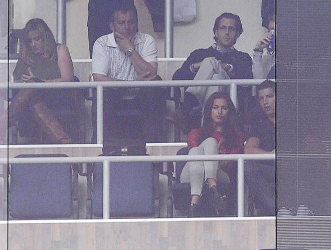 El portugus y su pareja terminan por sentarse en uno de los palcos vip del estadio
