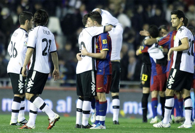 Los tres puntos que los de Guardiola lograron en el campo del Valencia resultaron decisivos. Messi acudió al rescate en un partido flojo del Barça.