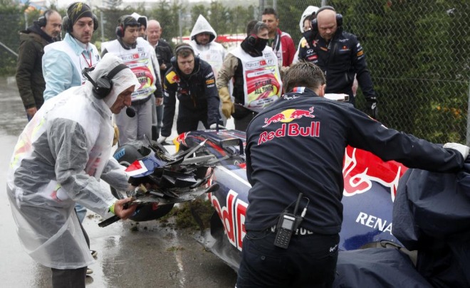 El coche de Vettel tras el accidente qued prcticamente destrozado y con la suspensin rota.