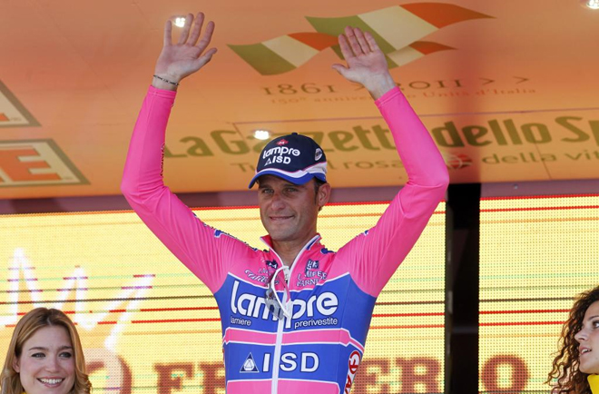 Alessandro sube al podio como primer ganador individual de este Giro de Italia