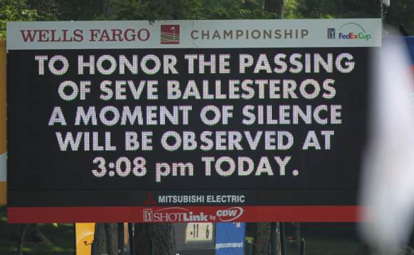 El fallecimiento de Severiano Ballesteros a impactado al mundo entero. En el marcador de Charlotte durante Wells Fargo Championship se poda leer este cartel anunciando un minuto de silencio.
