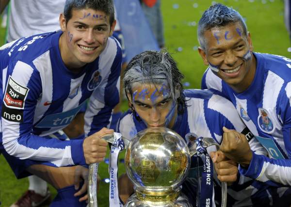 James Rodrguez, Falcao y Guarn celebraron el ttulo de la Superliga portuguesa con los colores del club en la cara, ms compromiso imposible.