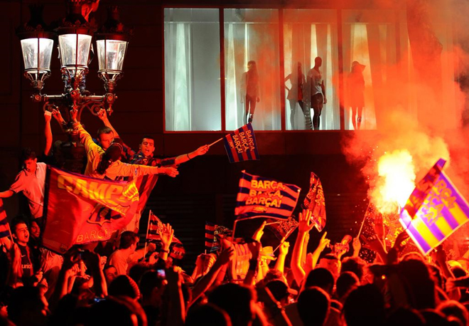 Bufandas, banderas, bengalas... Todo vale esta noche en Barcelona para celebrar el nuevo campeón de Liga.