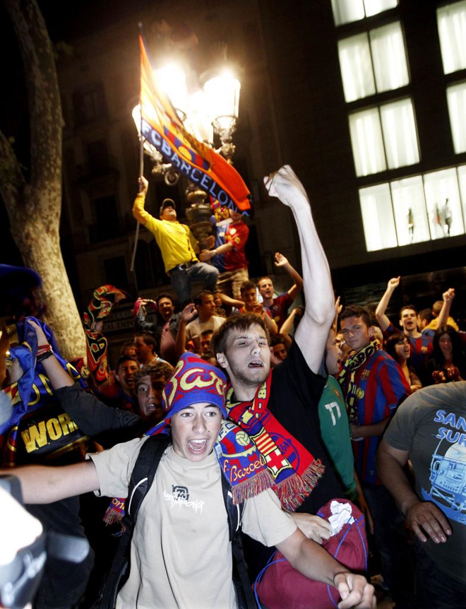 Los aficionados del Barça seguirán con la celebración del título hasta altas horas de la madrugada.