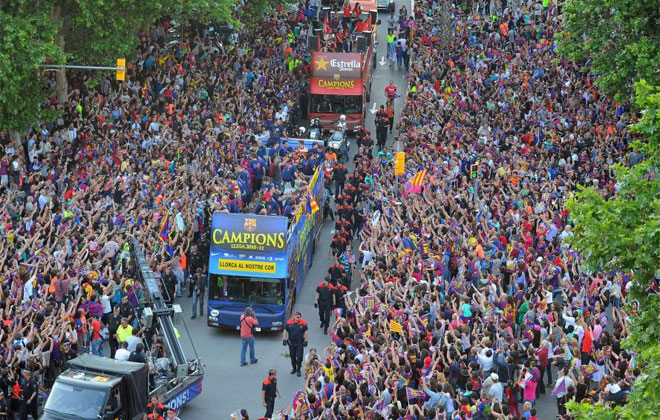 A las 19.30 horas los jugadores del Barcelona se subieron al bus descapotable.