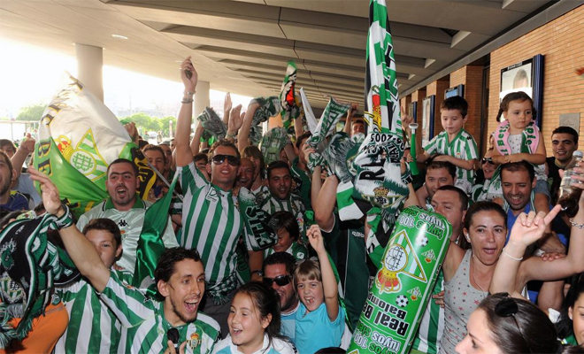 La aficin del Betis se ech a las calles de Sevilla para recibir a toda la plantilla verdiblanca que volva de Tarragona y as festejar el ascenso matemtico a Primera.