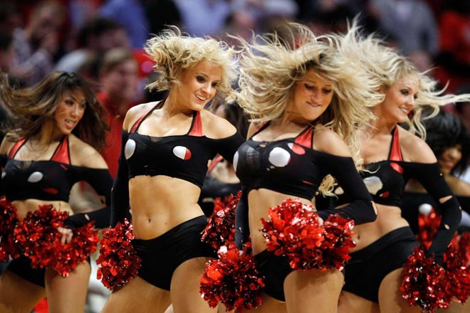 Las cheerleaders de los Bulls robaron algo de protagonismo a los jugadores en el segundo partido de la final del Este.