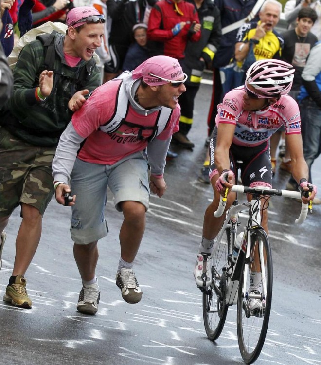 Muchos aficionados acudieron a la Marmolada y al Gardeccia para animar a unos corredores que lo dieron todo sobre la bicicleta.