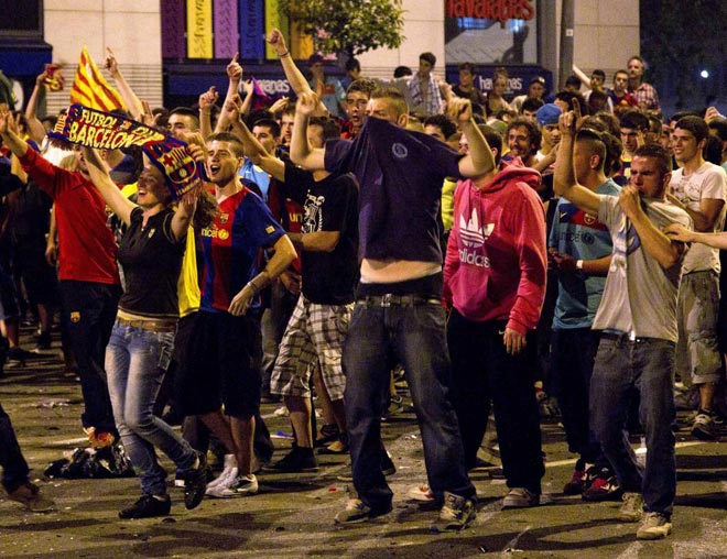 Casi 90 personas han resultado heridas, dos de ellas graves, y varias decenas han sido detenidas en los incidentes ocurridos durante la celebracin de la victoria del Barcelona, de la que ha salido ilesa la acampada de los indignados.