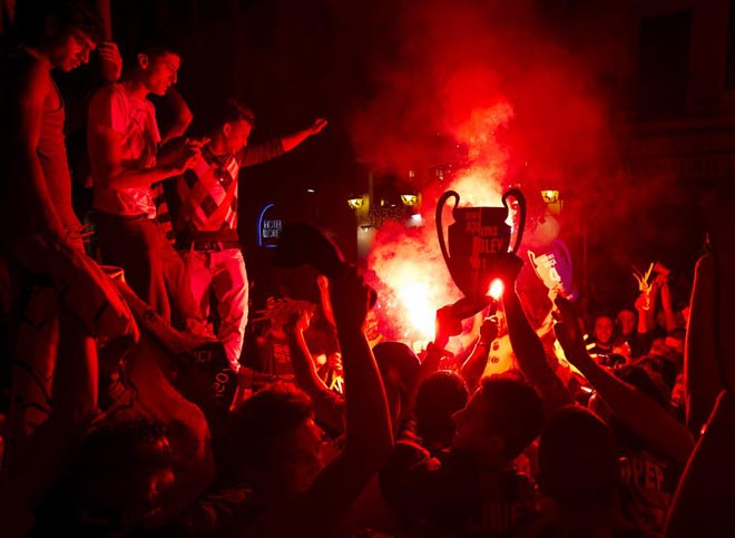 Miles de aficionados del Barcelona celebraron el triunfo del equipo azulgrana en la final de la Liga de Campeones.