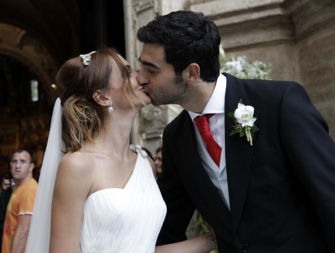 El beso entre Raúl Albiol y Alicia Roig fue el momento cumbre a la salida de la catedral valenciana. Los amigos de la pareja vitorearon a los jóvenes cuando ambos se besaron.