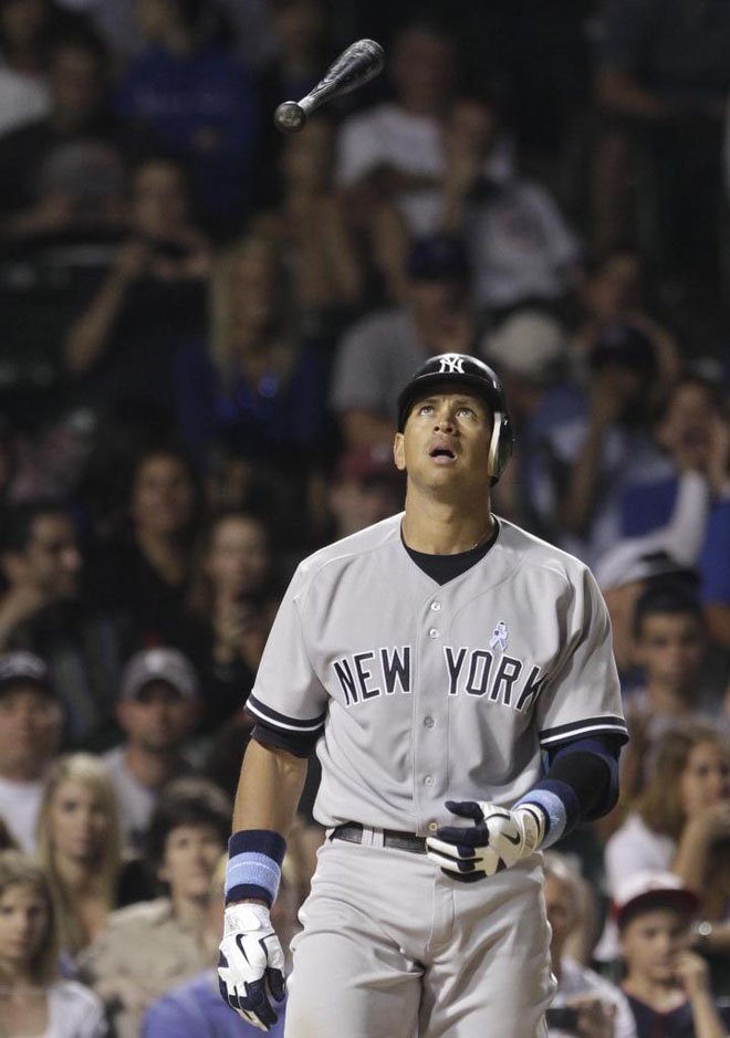 El jugador de los Yankees tira al aire su bate durante la inter-liga de bisbol de la MLB contra los Cachorros de Chicago