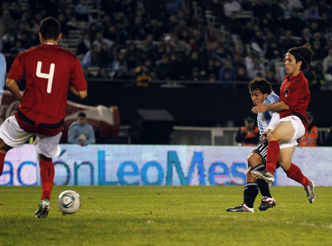 Carlos Tevez anota el ltimo gol de la victoria ante Albania