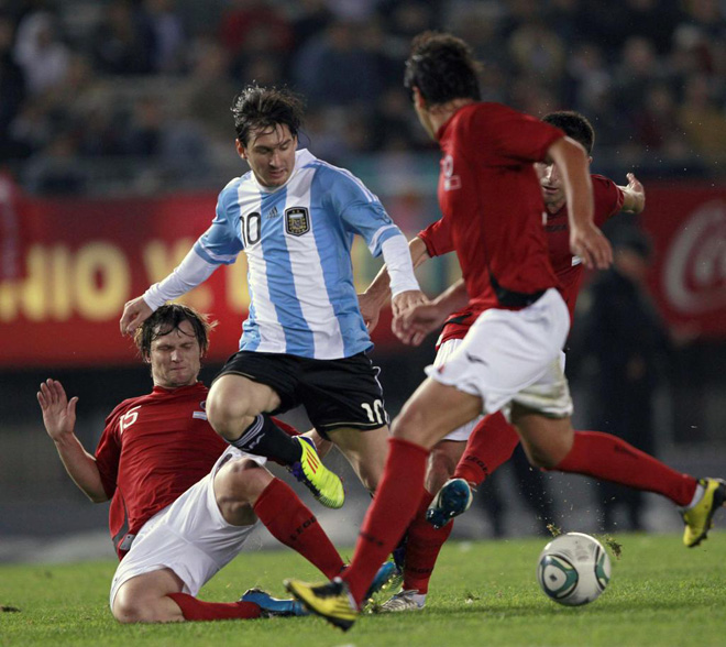 Lionel Messi intentando marcar ante la presin de varios jugadores albaneses: Endrit Vrapi, Ervin Bulku y Franc Velih