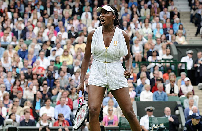La 'pentacampeona' de Wimbledon se clasificó para tercera ronda del torneo londinense al ganar con sufrimiento a Kimiko Date-Krumm.