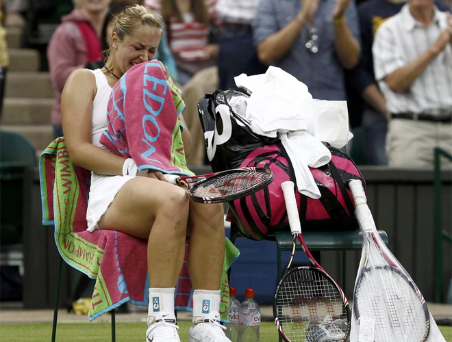 La tenista alemana Sabine Lisicki llor desconsoladamente al vencer a la china Li Na.