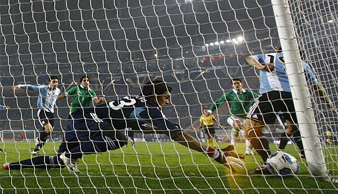 El portero argentino no puede evitar que la pelota traspase la lnea de gol tras el error de Banega.