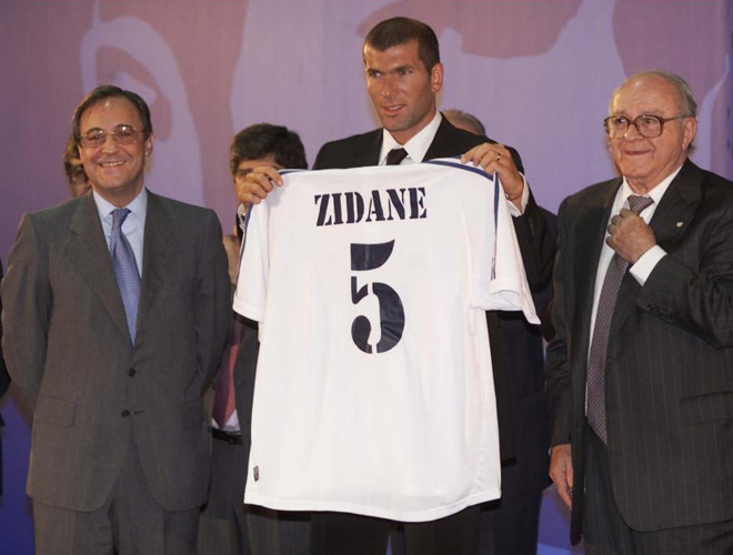 Zidane fue presentado como jugador del Real Madrid el 9 de julio de 2001, hace casi una dcada. Florentino Prez hizo realidad uno de los sueos del madridismo.