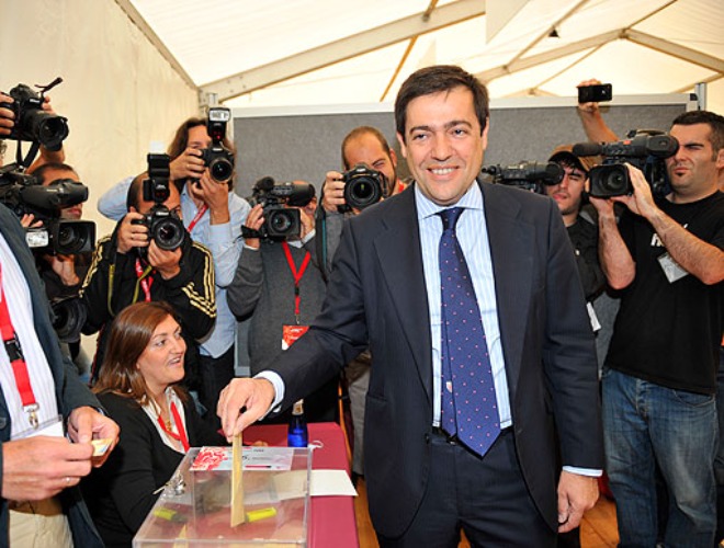 El candidato a la presidencia del Athletic en el momento de meter su voto en la urna
