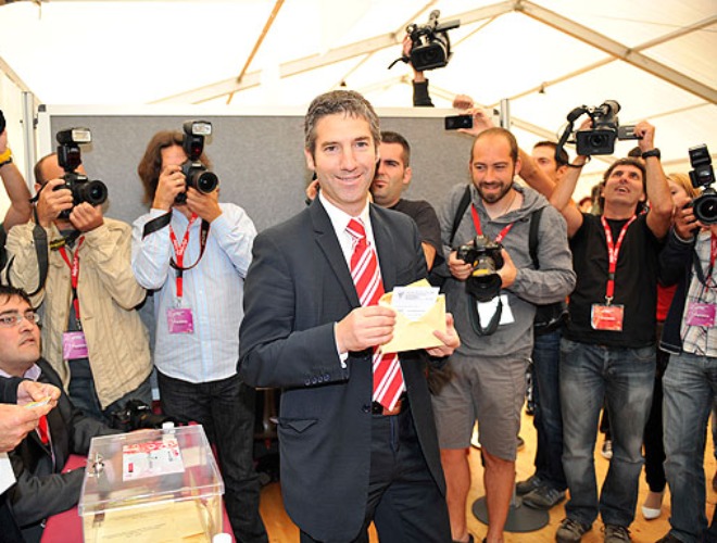 El candidato a la presidencia del Athletic muestra sonriente la papeleta de su candidatura