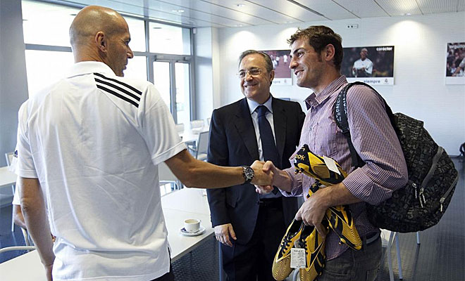 El director de ftbol y el presidente del Real Madrid estuvieron junto a sus jugadores el primer da.