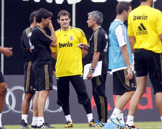 Mou, Karanka y Casillas conversan en el campo de entrenamiento. No parecen hablar de sus vacaciones.