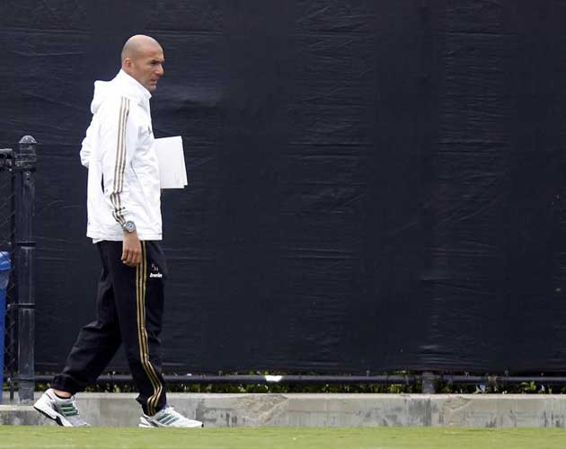Zinedine Zidane, nuevo director de ftbol, estuvo a pie de campo, cerca del equipo y de chndal.