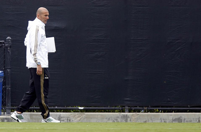 Zidane presenci la primera sesin de entrenamiento en Los Angeles.