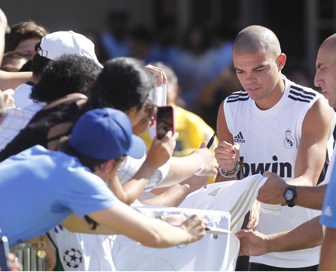 Algunos aficionados se acercaron a ver al Real Madrid trabajar en la Universidad de California en una sesin de trabajo soleada.