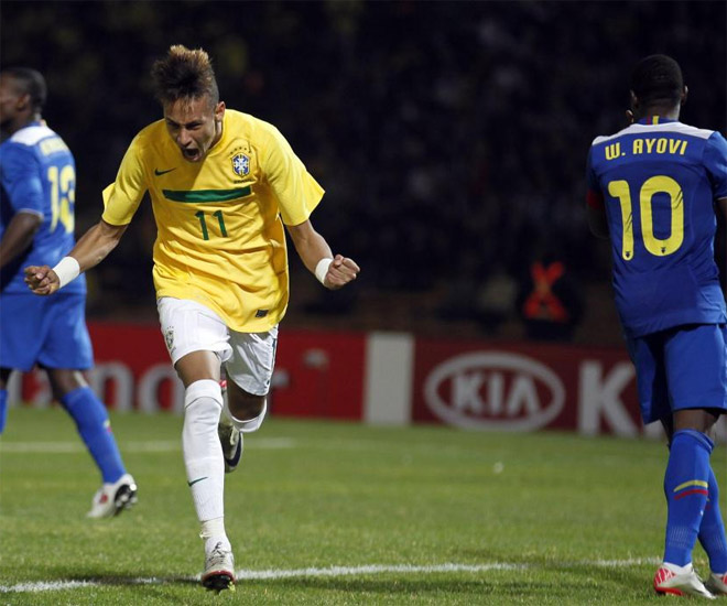 Nada ms empezar la segunda parte, el 11 de Brasil marc su primer gol en el torneo. Asisti su amigo Ganso y Neymar no perdon delante de Elizaga.