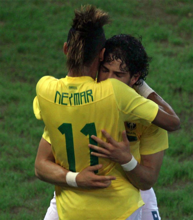 Neymar y Pato se repartieron los tantos brasileos contra Ecuador. Se entienden en el campo y tambin fuera de l.