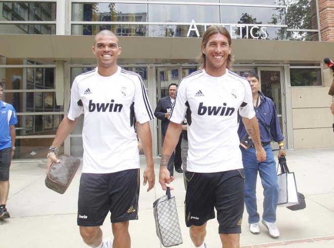 Sergio Ramos y Pepe han cerrado sus renovaciones con el Real Madrid y prueba de ello es la sonrisa que muestran ambos en la concentracin de Los Angeles.