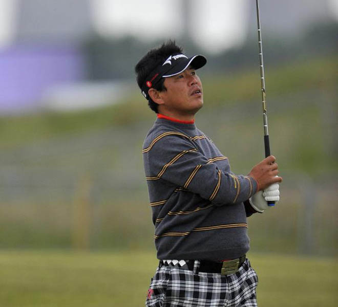 El golfista japons,Tetsuji Hiratsuka tambin a la moda como John Daly, durante la primera jornada del Britsh Open en el Royal St George's in Sandwich