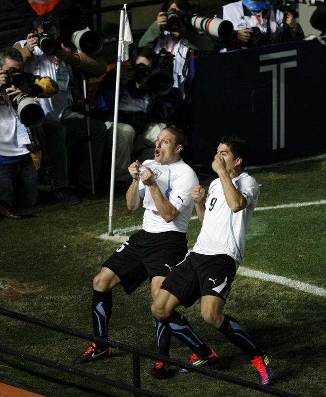 Los uruguayos no se esperaban un gol a favor tan tempranero ante Argentina. Prez y Surez lo celebran como locos.