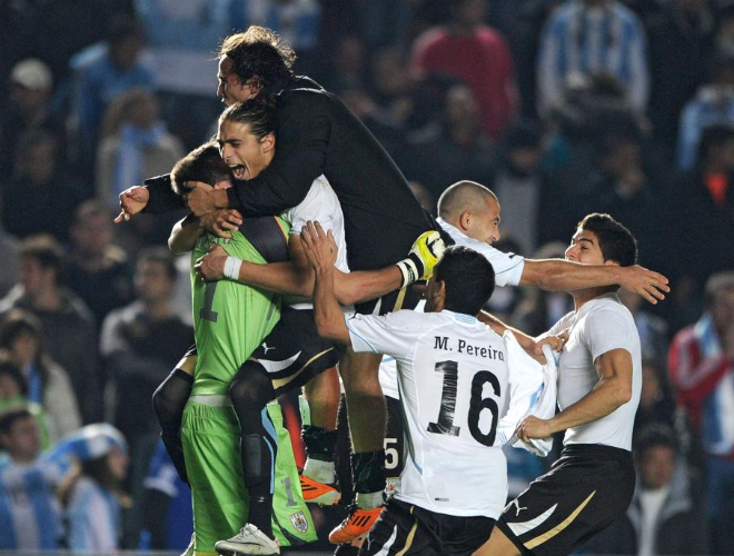 El penalti marcado por Cceres supuso la clasificacin uruguaya para semifinales. En la cuneta se queda Argentina, el histrico rival.