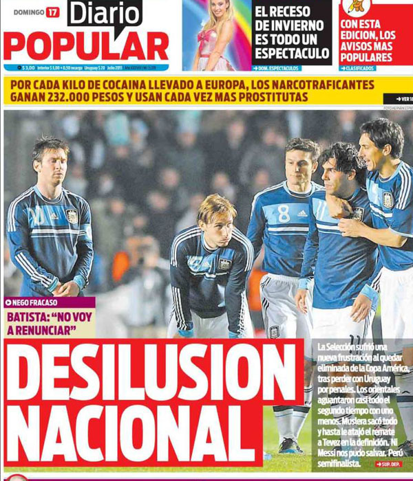 "Diario popular" nos muestra la imagen de Messi, Gigglia, Zanetti y Tvez siendo consolados por Burdisso. Recoge tambin las declaraciones de Batista sobre si continuidad